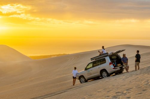 4WD in the sand dunes (Tourism Australia)