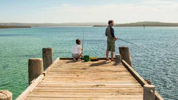 Fishing off the jetty in Venus Bay (South Australian Tourism Commission)