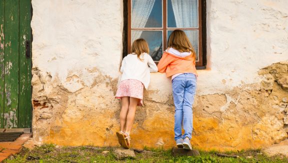 Girls looking in the window at Mikkira Station (South Australian Tourism Commission/Rob Blackburn)